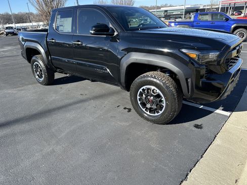 Used 2026 Toyota Tacoma TRD Off-Road w/ TRD Off Road Upgrade Package AWD/4WD image 2