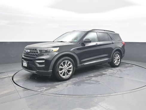 Used 2021 Ford Explorer XLT w/ Equipment Group 202A image 4