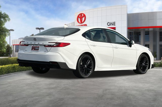 Used 2025 Toyota Camry SE FWD image 4
