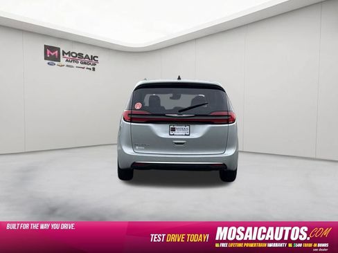 Used 2023 Chrysler Pacifica Touring-L FWD image 6