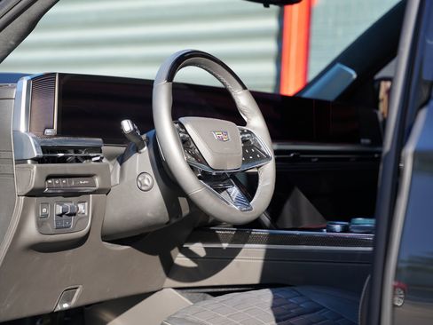 Used 2025 Cadillac Escalade V image 5