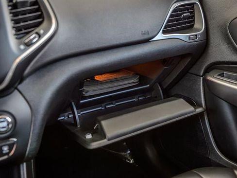 Used 2019 Jeep Cherokee Latitude Plus FWD image 35