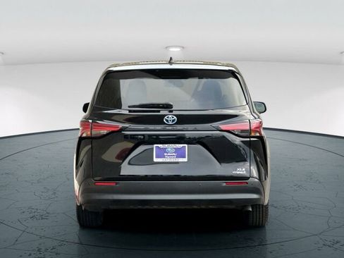 Used 2022 Toyota Sienna XLE image 5