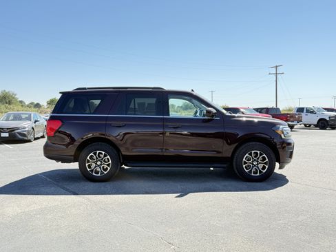 Used 2024 Ford Expedition XLT image 4