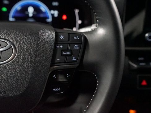Used 2025 Toyota Camry SE FWD image 13