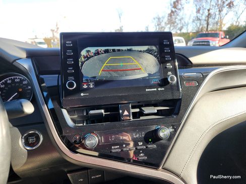 Used 2023 Toyota Camry SE image 3