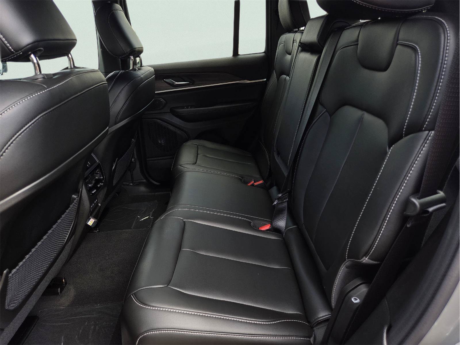 New 2027 Jeep Grand Cherokee Limited w/ Limited Altitude Package RWD image 17