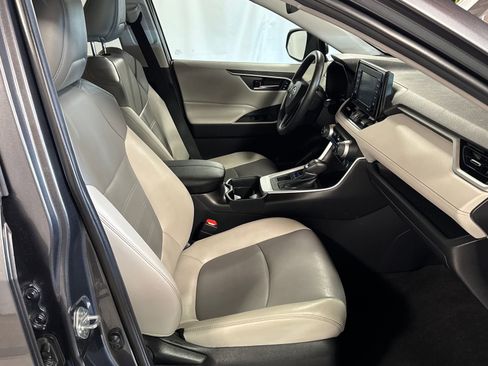Used 2020 Toyota RAV4 XLE Premium AWD/4WD image 27