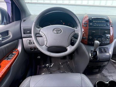 Used 2010 Toyota Sienna XLE FWD image 6