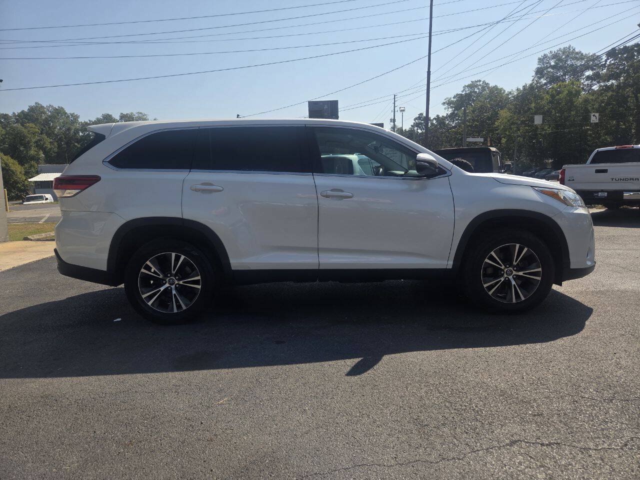 Used 2019 Toyota Highlander LE FWD image 5