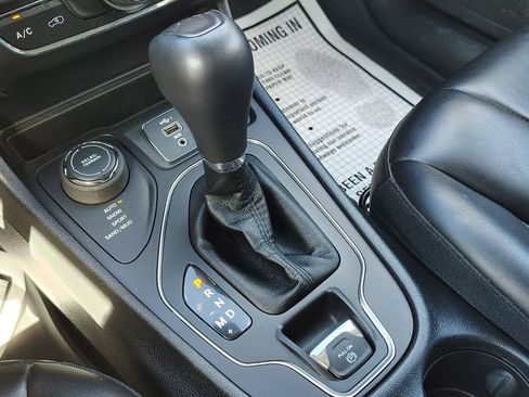 Used 2019 Jeep Cherokee Latitude Plus w/ Cold Weather Group AWD/4WD image 32