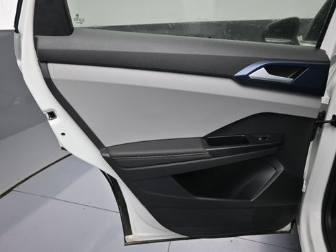 Used 2024 Volkswagen Taos SE w/ Panoramic Sunroof Package image 15