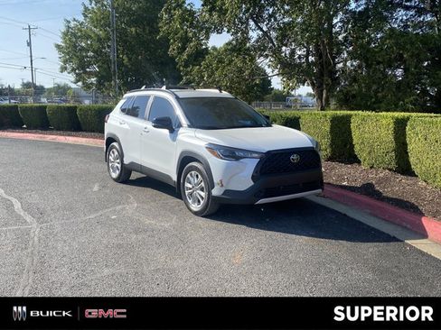 Used 2025 Toyota Corolla Cross LE FWD image 1