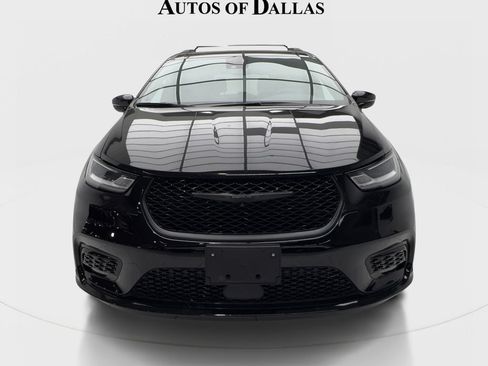 Used 2025 Chrysler Pacifica Limited FWD image 3