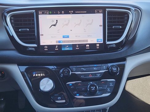 Used 2024 Chrysler Pacifica Touring-L FWD image 14