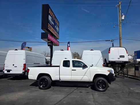 Used 2021 Toyota Tacoma SR image 3