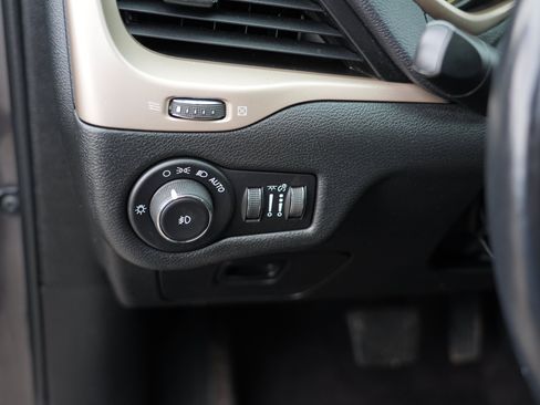 Used 2018 Jeep Cherokee Latitude AWD/4WD image 17