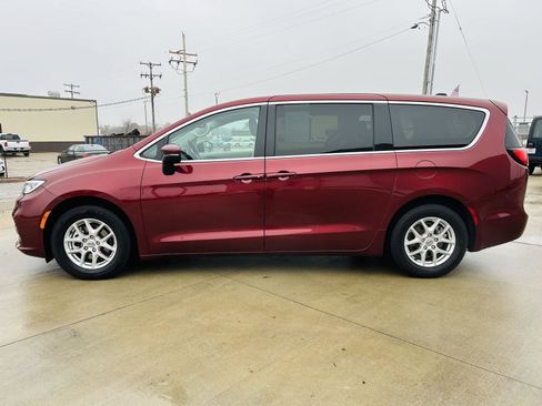 Used 2023 Chrysler Pacifica Touring-L image 36