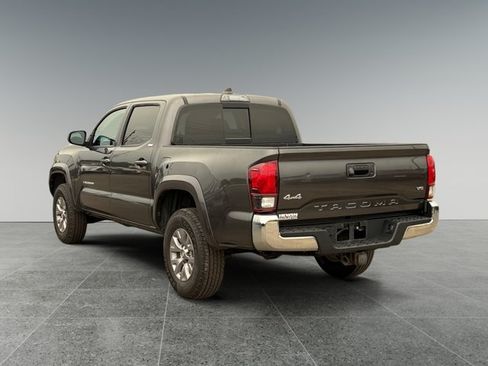 Used 2019 Toyota Tacoma SR5 AWD/4WD image 3
