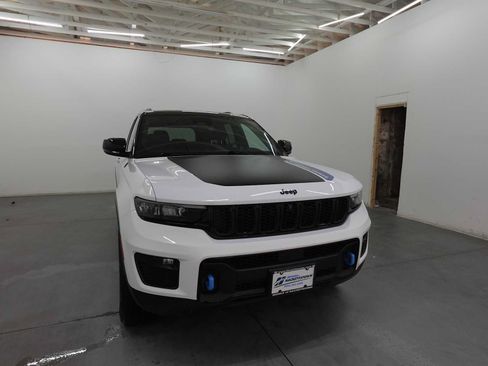 Used 2023 Jeep Grand Cherokee Trailhawk w/ Luxury Tech Group III AWD/4WD image 3