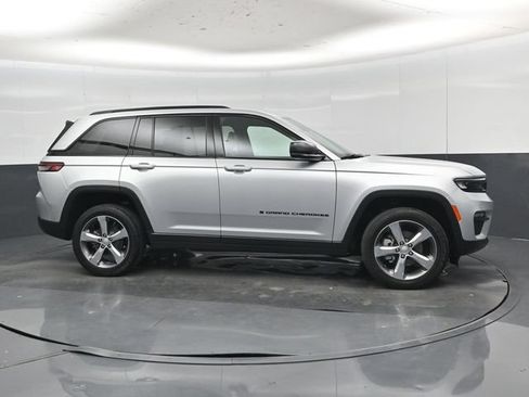 Used 2025 Jeep Grand Cherokee Limited w/ Black Appearance Package AWD/4WD image 34