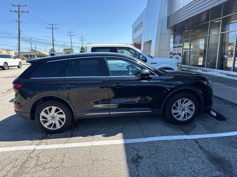 Used 2023 Lincoln Corsair AWD image 2