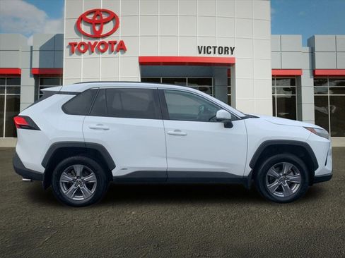 Used 2022 Toyota RAV4 XLE image 2