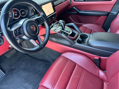 Used 2023 Porsche Cayenne Platinum Edition AWD/4WD image 4