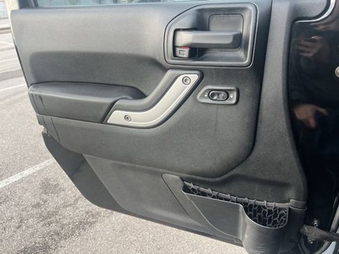 Used 2018 Jeep Wrangler Unlimited Sahara w/ Connectivity Group image 23