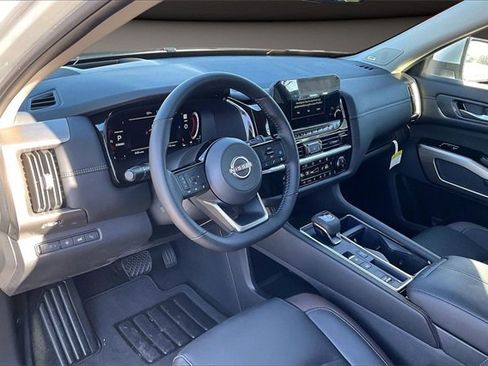 New 2025 Nissan Pathfinder Platinum w/ Black Appearance Package image 7