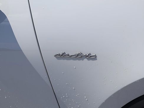New 2025 Porsche Macan Electric RWD image 16