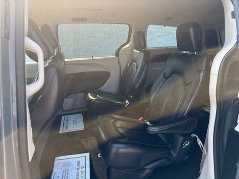 Used 2022 Chrysler Pacifica Touring-L FWD image 12