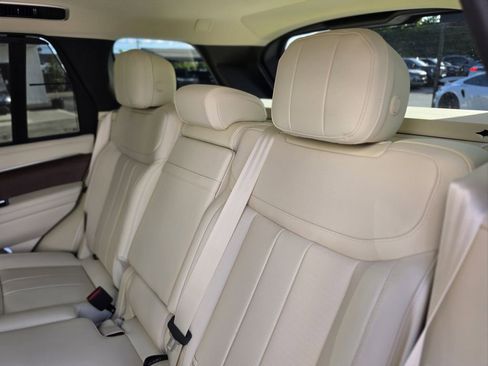 Used 2025 Land Rover Range Rover SE AWD/4WD image 9