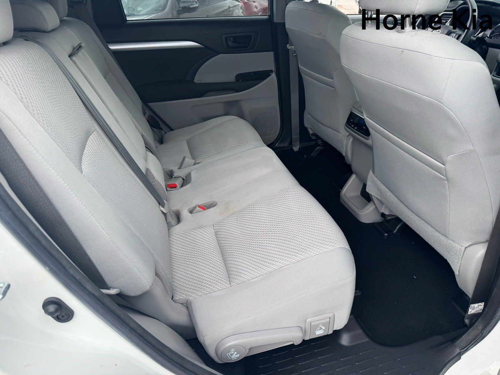 Used 2018 Toyota Highlander LE FWD image 29