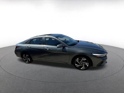 Used 2025 Hyundai Elantra Limited image 2