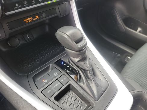 Used 2021 Toyota RAV4 LE image 23