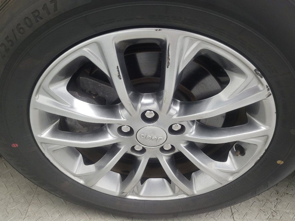 Used 2021 Jeep Cherokee Latitude Plus FWD image 31