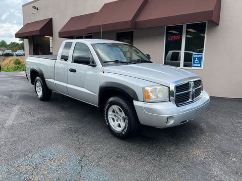 Used 2007 Dodge Dakota SLT w/ Trailer Tow Group RWD image 3