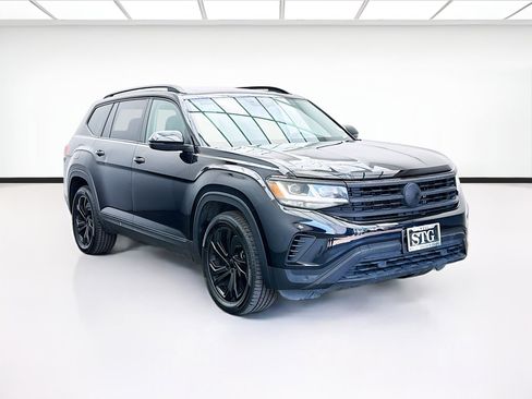 Used 2023 Volkswagen Atlas SE w/ Panoramic Sunroof Package FWD image 3