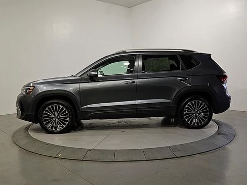 Certified 2025 Volkswagen Taos SE FWD image 2