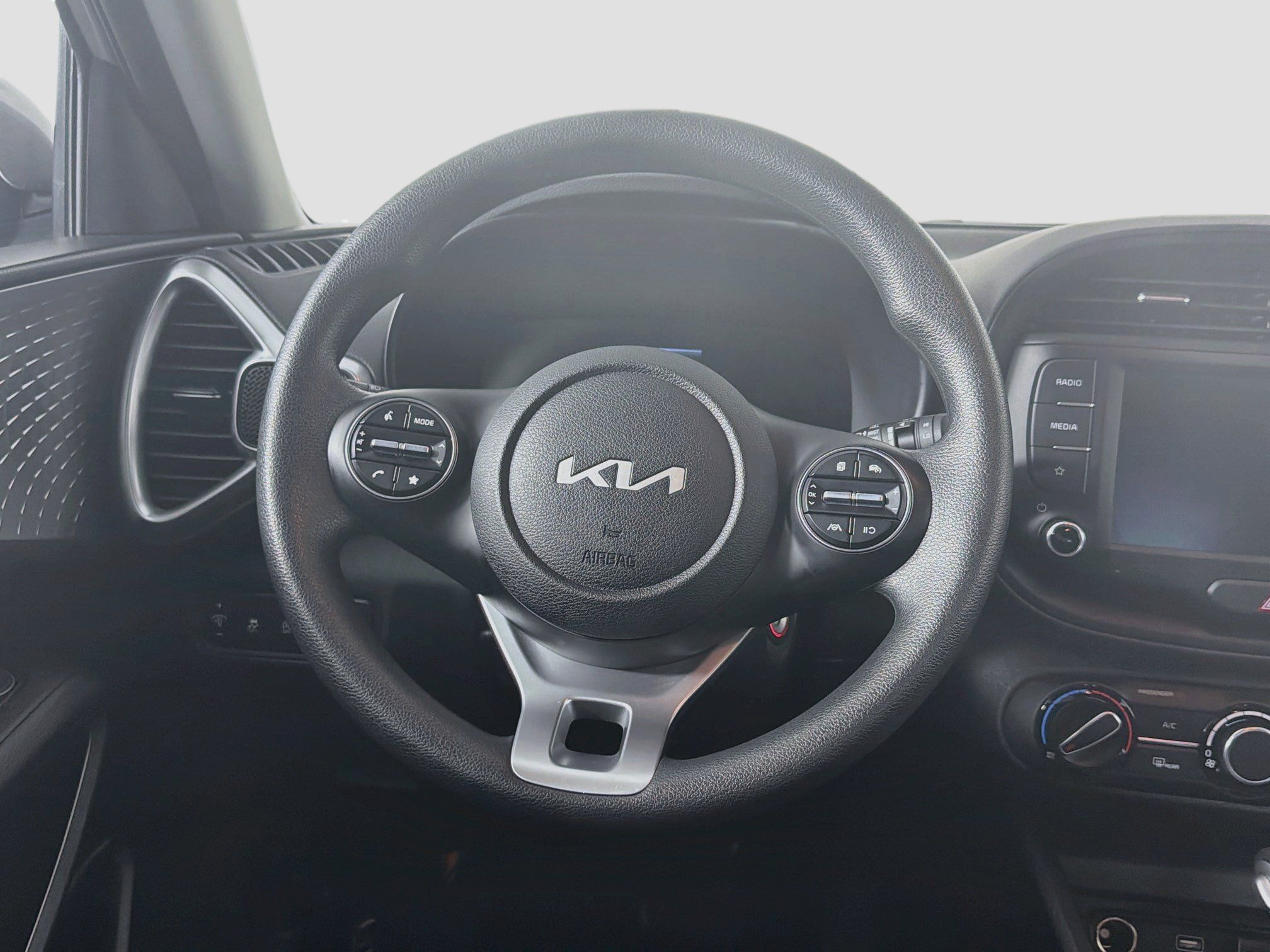 Used 2025 Kia Soul LX w/ LX Technology Package FWD image 18