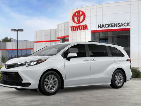Used 2026 Toyota Sienna LE image 2