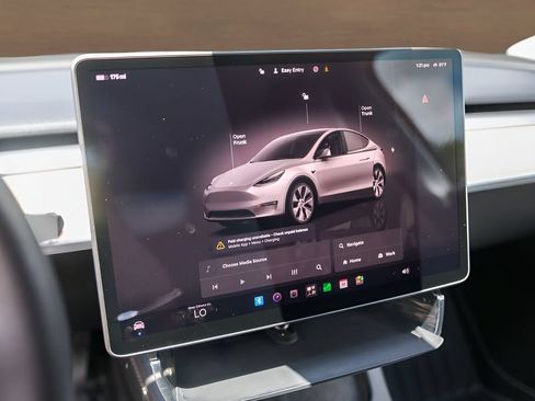 Used 2023 Tesla Model Y Long Range AWD/4WD image 14