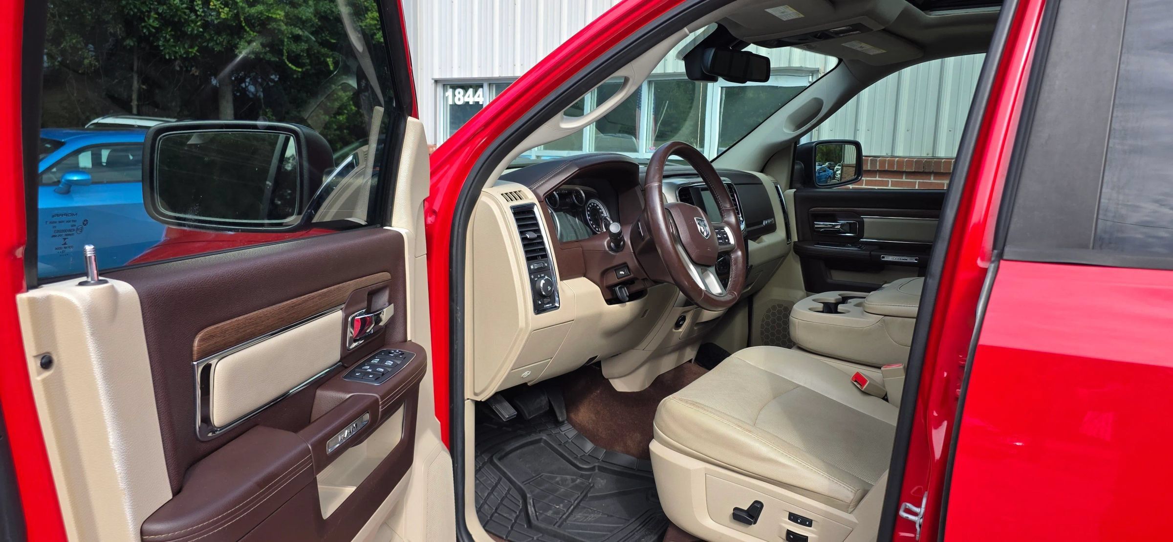 Used 2014 RAM 1500 Laramie w/ Convenience Group AWD/4WD image 10