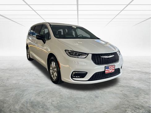 Used 2024 Chrysler Pacifica Touring-L image 2