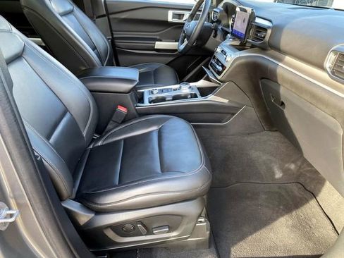 Used 2022 Ford Explorer XLT w/ Equipment Group 202A image 28