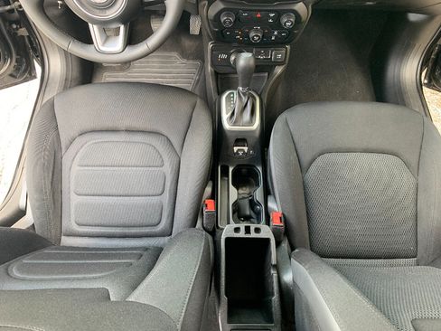 Used 2021 Jeep Renegade Latitude AWD/4WD image 16