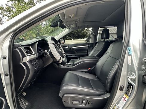 Used 2019 Toyota Highlander XLE AWD/4WD image 59