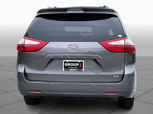 Used 2017 Toyota Sienna XLE image 5