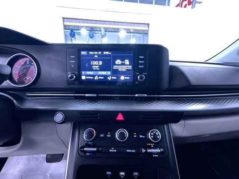 Used 2023 Kia Carnival LX FWD image 23
